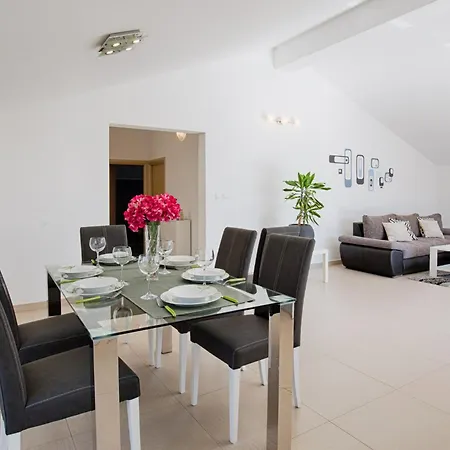 빌라 Modern With Pool, Quiet Aria, Privacy, Garden - By Traveler Krk Agency Id 2138 *